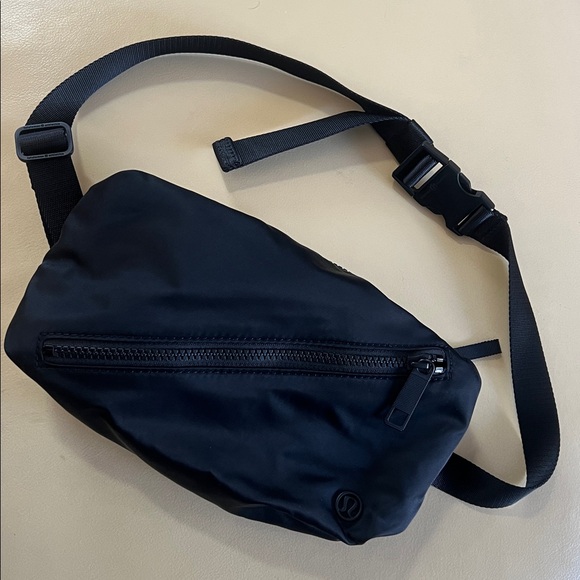 lululemon athletica Handbags - Lululemon Fast Track Belt Bag (3L)